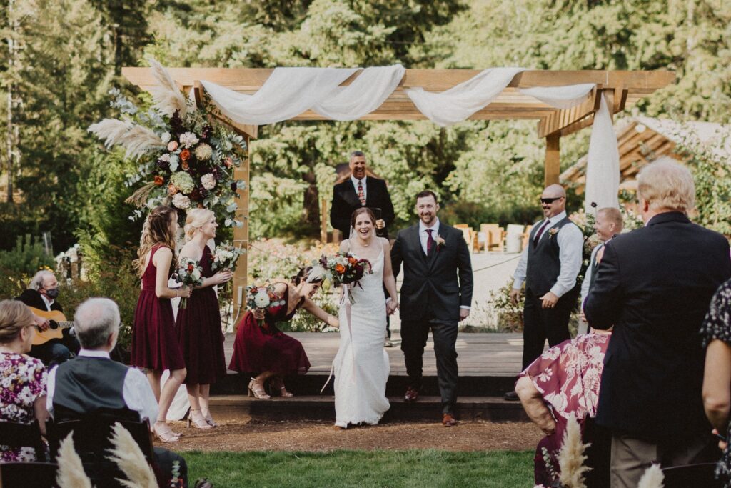 outdoor wedding ceremony in oregon